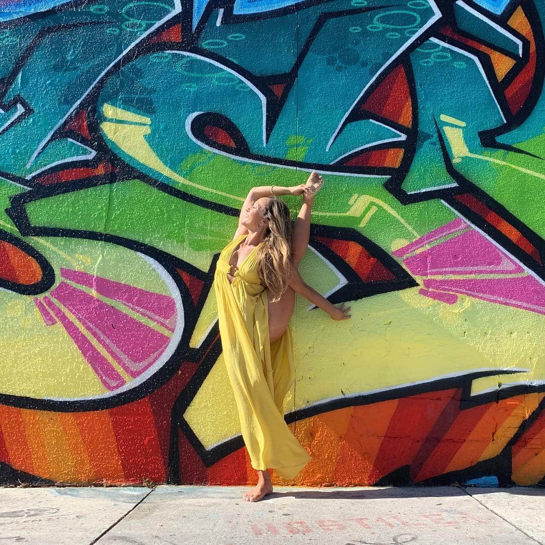 キノ・マクレガ―さんのインスタグラム写真 - (キノ・マクレガ―Instagram)「Happiness is your natural state. Remember it, choose it every chance you can. And yet, you contain multitudes, the complete spectrum of emotions. Sadness, grief, anger, anxiety are yours too. To deny them would be to deny yourself, to shrink the glory and grandeur that is you. _ Like yin and yang, sadness is joy, happiness is rage, and, when seen from the whole, there is no separation, no need to hide or bury one. All emotions are expressions of the vastness of your inner being. All emotions are valid. And yet, while they may seem to appear like the wind, bestowed upon you from without, the truth is that you play a part in setting the climate of your world. While certainly there are situations beyond your control, on an average day you hold the power to choose happiness. _ Feel a ray of sunshine on your skin, smile and celebrate it. Smell the fragrance of flowers in bloom, pause to let it wash over you. Hear a pleasant rhythm, allow it to move your soul. Taste the sweetness of ripe fruit on your tongue, savor each morsel.  See the beauty of life all around you, let your heart overflow with love.  _ This life is precious and you hold the master key to bring the kingdom of heaven right here on Earth, if you choose. _ #happyeaster  #practiceyogachangeyourworld #onebreathatatime  Photo by @timfeldmannyoga  _」4月22日 2時34分 - kinoyoga