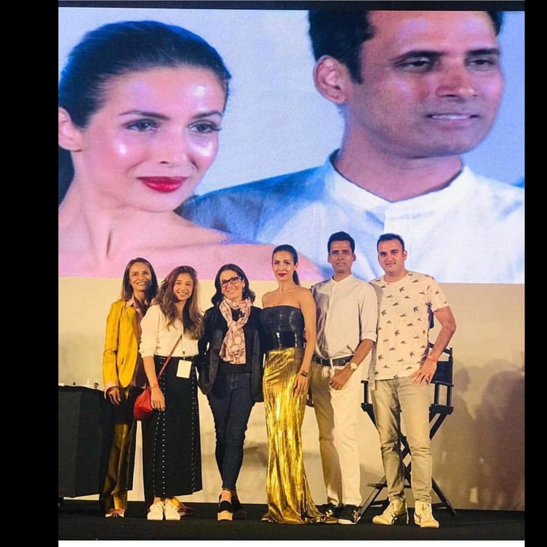ボビー・ブラウンのインスタグラム：「With gratitude to the @indiamakeupshow for inviting me  to lead  a master class which not only allowed me and @sdplof to see parts of India but also brought me to my roots as a makeup artist. I loved meeting all the artists and encouraging them in their dreams of creating a business based on passion. Swipe to see some highlights. Apparently Steven is a rockstar there too as everyone wanted his photo. Check out the last swipe when an artist asked if she could touch my feet and get blessed as her guru. And #Ninad trying to keep things moving ... and 🙏🏼to @iadhuna who literally gave me the shirt off her back  Shout out to the great talent on stage who came together for all of this ❤️」