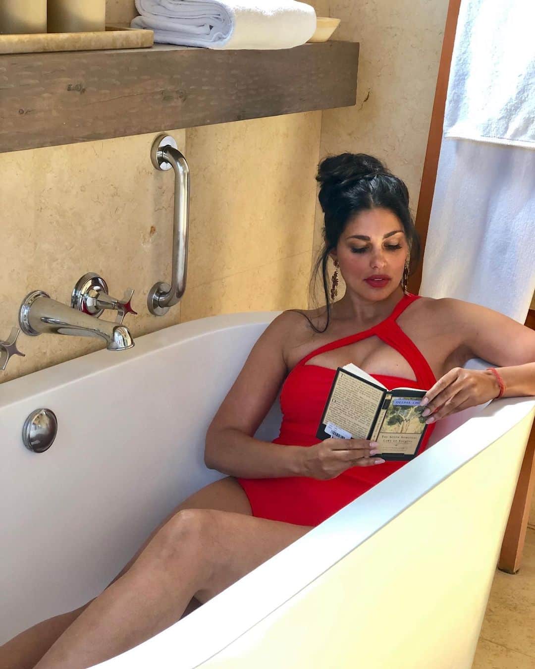 レイチェルロイさんのインスタグラム写真 - (レイチェルロイInstagram)「Bathtub bathing while book reading is the way to go 📚RR in the Red Halter suit available @dillards Seven Spiritual Laws of Success courtesy of @deepakchopra ♥️ . . . . #fashionlover #fashiondesign #fashioninsta #fashionlook #fashionlovers #fashionlove #fashiontrends #fashiondiary #fashionstore #fashiongirls #nyc #nycc #nycity #nyc_highlights #nycmua #nycfashionblogger #instagramnyc #nycfashion #nycblogger #nycstreetstyle #nycbloggers #nycdesigner #nyclife #deepakchopra #sevenspirituallawsofsuccess」4月22日 2時39分 - rachel_roy