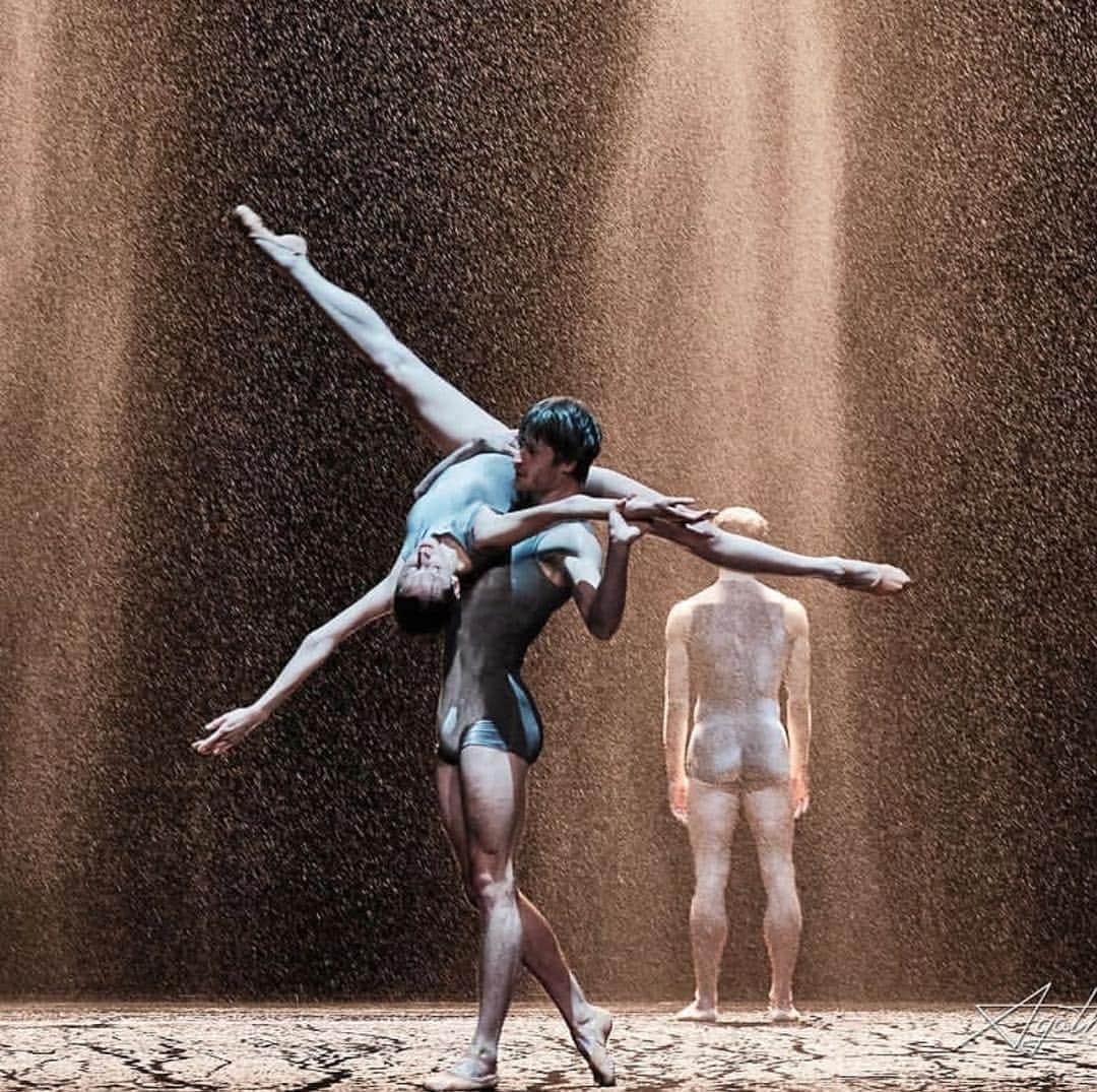 カロリーヌ・ド・メグレのインスタグラム：「PARIS 🇫🇷 Great show today León, @lightfoot_paul / Van Manen at the Opera @balletoperadeparis ✨ Photo @agathepoupeney」