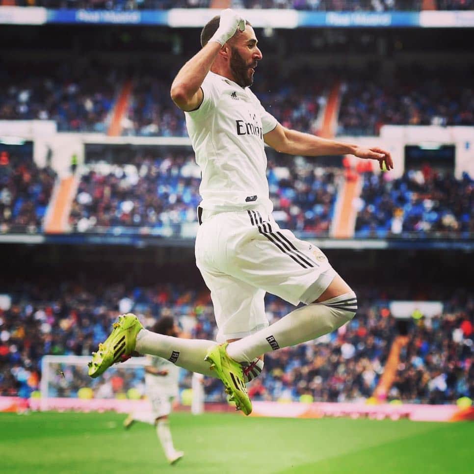 FIFAワールドカップさんのインスタグラム写真 - (FIFAワールドカップInstagram)「Three is the magic number for @karimbenzema ⚽️⚽️⚽️ The Frenchman netted a hat-trick for @realmadrid against Athletic Bilbao, taking his tally to 10 goals in the last seven games 👌」4月22日 2時56分 - fifaworldcup