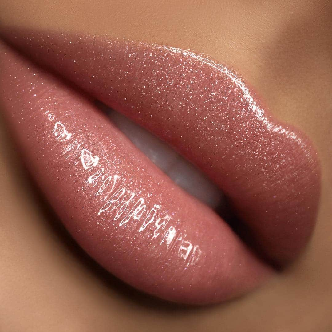 パット・マグラスさんのインスタグラム写真 - (パット・マグラスInstagram)「AFTERNOON DELIGHT ⚡️⚡️⚡️ Keep your lips shining all day long with #LUSTGloss in 'PEACH PERVERSION’ — a pale peach iridescent with golden shimmer ⚡️⚡️⚡️ Snatch it up now at PATMcGRATH.COM.」4月22日 3時07分 - patmcgrathreal