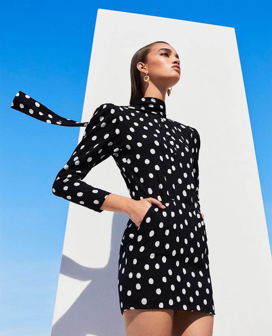 ShopBAZAARさんのインスタグラム写真 - (ShopBAZAARInstagram)「GRAPHIC APPEAL: The newest sculptural silhouettes and high-impact prints make black-and-white anything but basic. #MayIssue #linkinbio  Fashion Editor: @joannahillman Photographs by Zoey Grossman」4月22日 3時01分 - shopbazaar