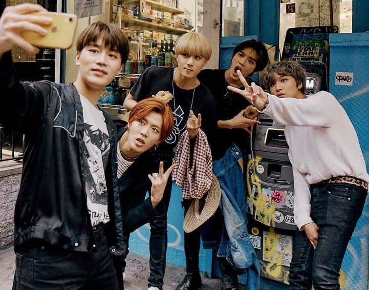 NCT 127さんのインスタグラム写真 - (NCT 127Instagram)「East Village!!! 너무 거리거리 마다 느낌있고 멋있어요!! 젊음과 옛날 그사이에 있는 느낌이 매력적이에요!! 여러분도 꼭 오면 좋을 것 같아요!!! Fullsun  East Village!!! Every street is so cool and has a great feeling!! The feeling between the youth and older days is fascinating!! I think you guys should come too!!! Fullsun  #WE_ARE_SUPERHUMAN #NCT127_SUPERHUMAN #NCT127 #SUPERHUMAN #NEOCITYinUSA #NCT127inUSA #NEWYORK #NCT127 #NCT」4月22日 3時06分 - nct127