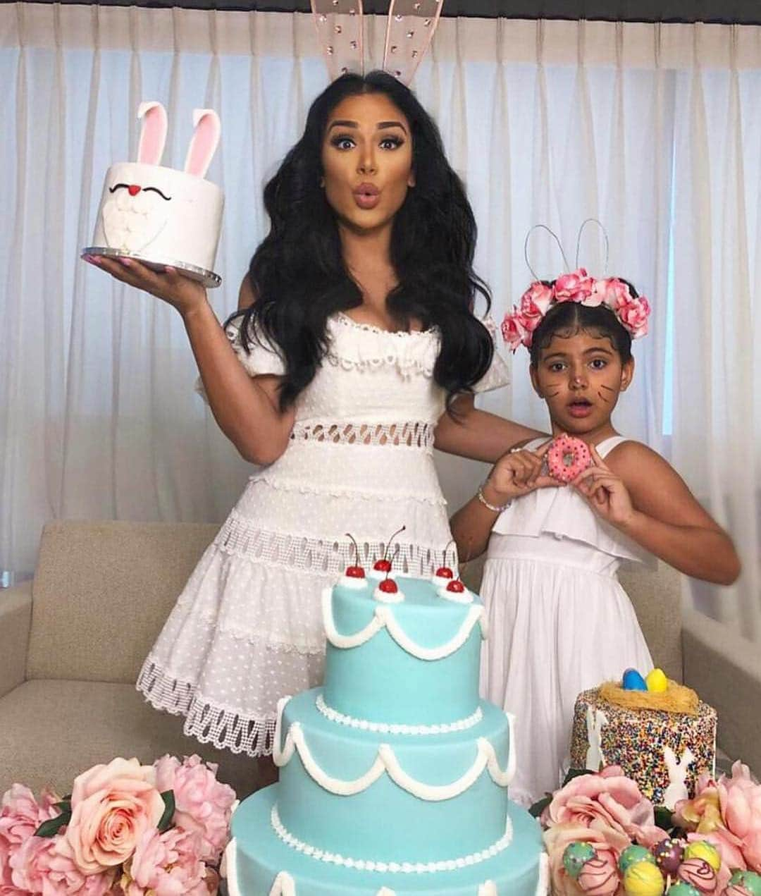 Huda Kattanさんのインスタグラム写真 - (Huda KattanInstagram)「🐰 🐰 @hudakattan @nourgiselle」4月22日 3時06分 - hudabeauty