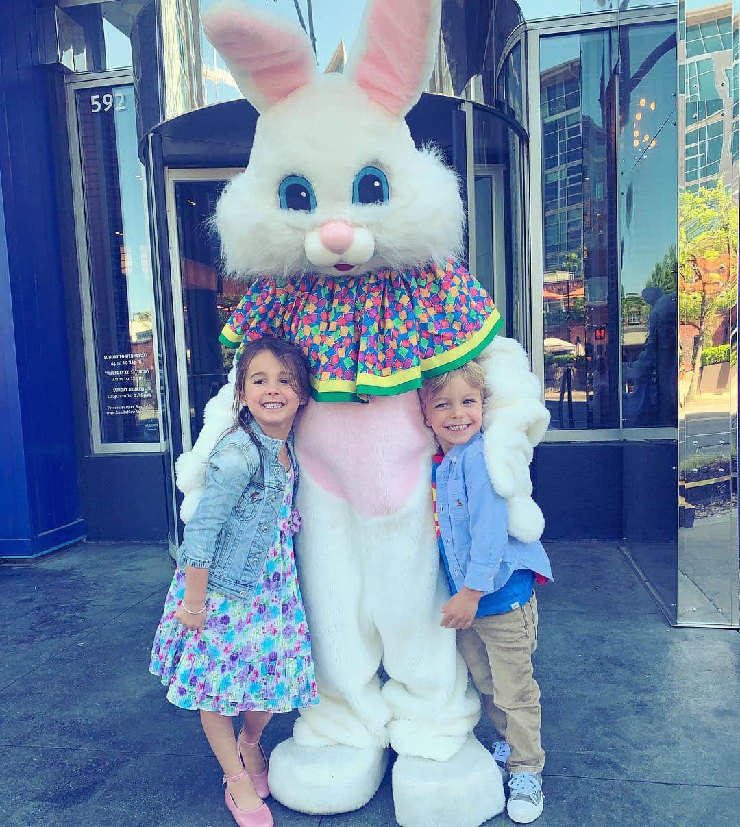 Jessie Jamesさんのインスタグラム写真 - (Jessie JamesInstagram)「Happy Easter y’all. Hope today is special and blessed for everyone💖 The babies spotted a bunny on the street so we chased it down for a pic!」4月22日 3時17分 - jessiejamesdecker
