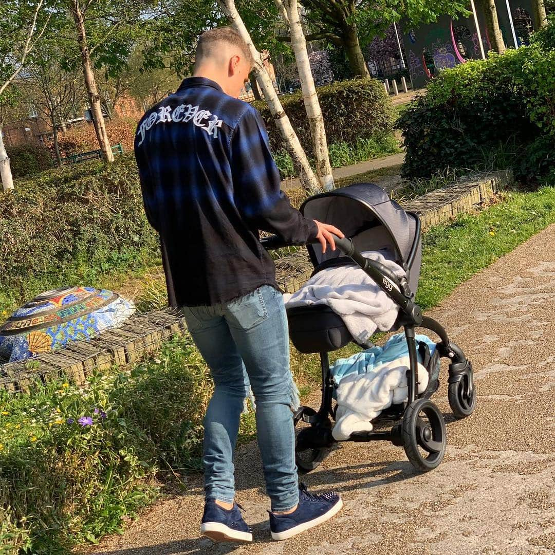 リュカ・ディニュさんのインスタグラム写真 - (リュカ・ディニュInstagram)「Just a perfect day @tizirifashionpolice 😋🧸🔵 #happiness #daddy #familylife #bluemood」4月22日 3時10分 - lucasdigne