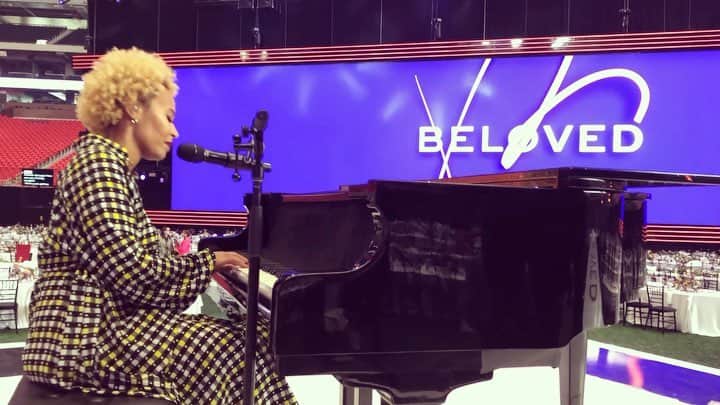 Emeli Sandéのインスタグラム：「Happy Easter Wonder Full people! Rise and Shine 🌤」