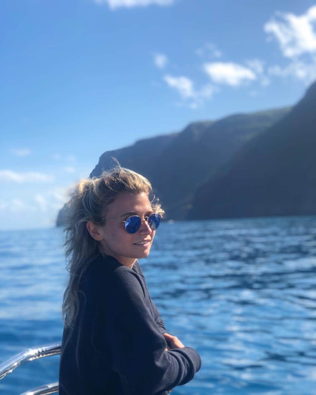 カーステン・ムーア＝タワーズのインスタグラム：「Looking for dolphins🐬 • As a side note, we learned a ton about Hawaiian myths and legends and the Na Pali coast on this boat tour. Would 12/10 recommend if you are on Kauai 🤟🏼• • #catamaran #bluedolphincharters #kauai #dolphins #snorkelling #hawaii」