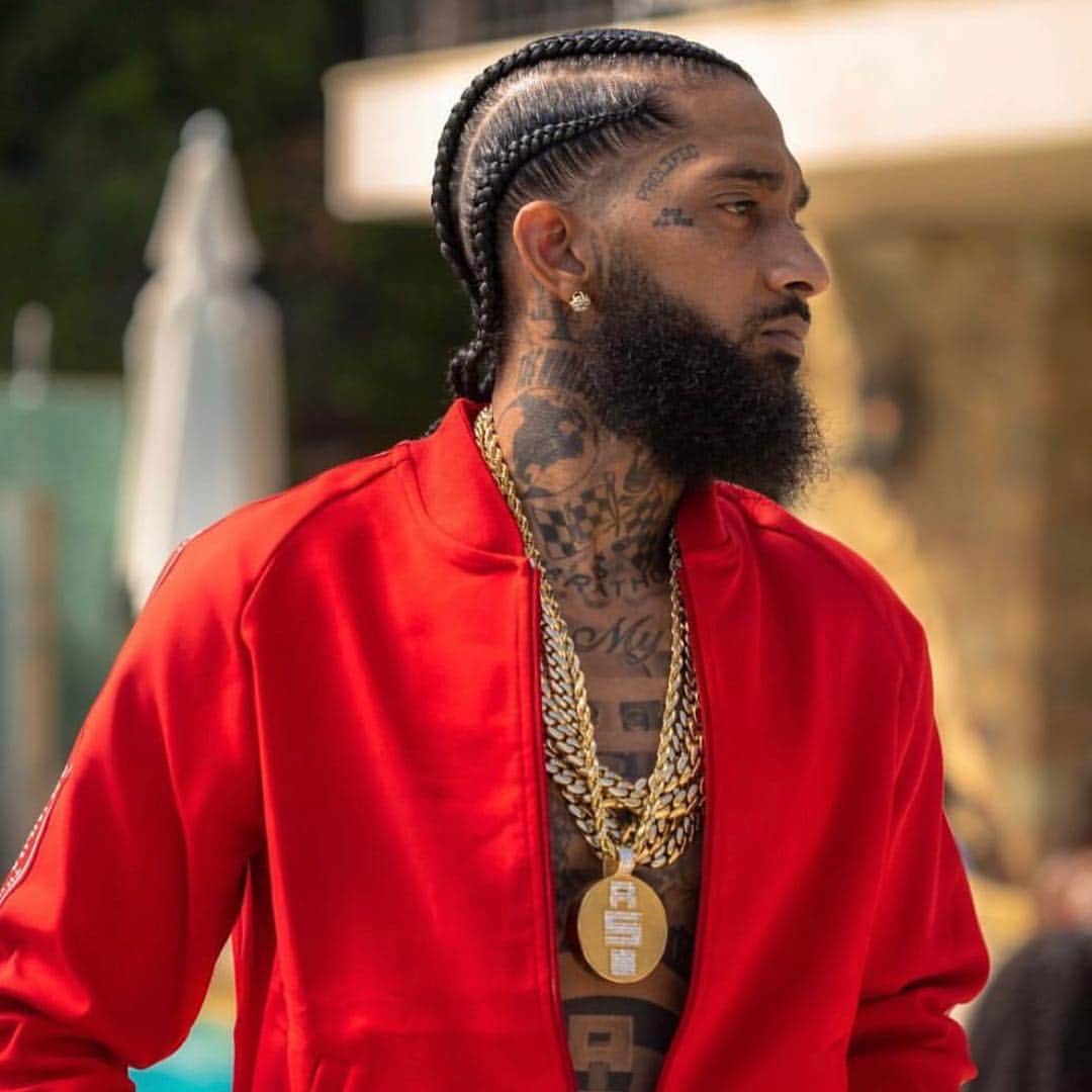 ゲームのインスタグラム：「Look at you, fly as fuck bro. You stayed fresh from head to toe. This being the 3rd Sunday since you been gone & everything still feels the same on the inside. Emotions been scattered for weeks, questions I want & need the answers to have just been running around my mind.... this story, that story, this opinion, that opinion & everyone’s difference or shared view in all of this on top of the deep pain will not allow my heart to settle. I’m sharing my thoughts with the world this am because that has been some what therapeutic for me daily & this morning was a lot different than the ones previous. I woke up 3 different times this morning, all with Nip on my mind. Not fully ready to rise so I dozed back off & there you were in my dream. I wake up again maybe 45 min later & again there you were, my 1st thought.... fall back asleep & have another short dream about you on stage with Emani rapping... it’s the way you looked at her when she was done, that proud father moment I know all to well from watching my daughter daily. I wake up a 3rd time & again my 1st thought was of you bro. I do not know why this feels so different.. I’ve lost brothers, my father, countless homies & family.. & although death is never easy & I was low each & everytime someone close had passed.... This one will not let me rest. I don’t know if it’s peace, closure or something you need me to do for you. The obvious is & will be done but it’s not just that.... I’m desperately trying to wrap my head around all of this in hopes to getting closer to what it is.... but in this moment I don’t have the answer. Maybe tomorrow, maybe the next day my heart, emotions & mind will start to slowly reel themselves back in making everything easier to understand. Until then, I love you bro & I love all who read this. Happy Easter & may God be with us all. Enjoy those you love today & fly free. #TheMarathonContinues 🏁 #OneNipPostADayTiliFadeAway」