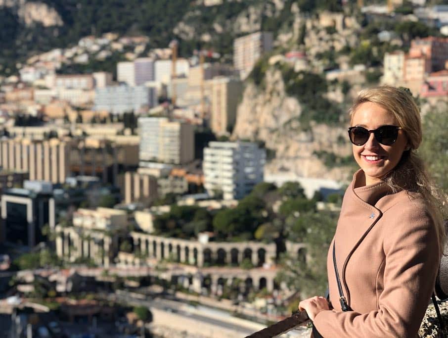 アレクシ・ギレスのインスタグラム：「Instagram vs Reality ☀️🤦‍♀️😎☀️ Happy Easter everyone! 🐰🌷🐣」