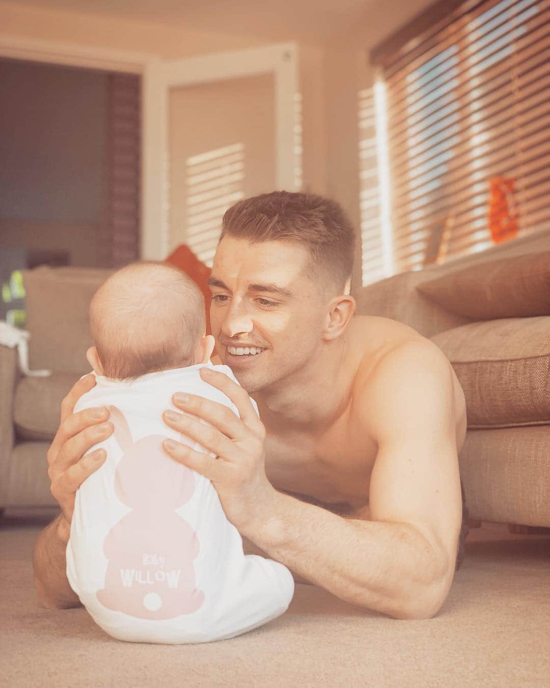 のインスタグラム：「#happyeaster everyone. Hope you’ve had a good weekend. Willows first Easter 😊」