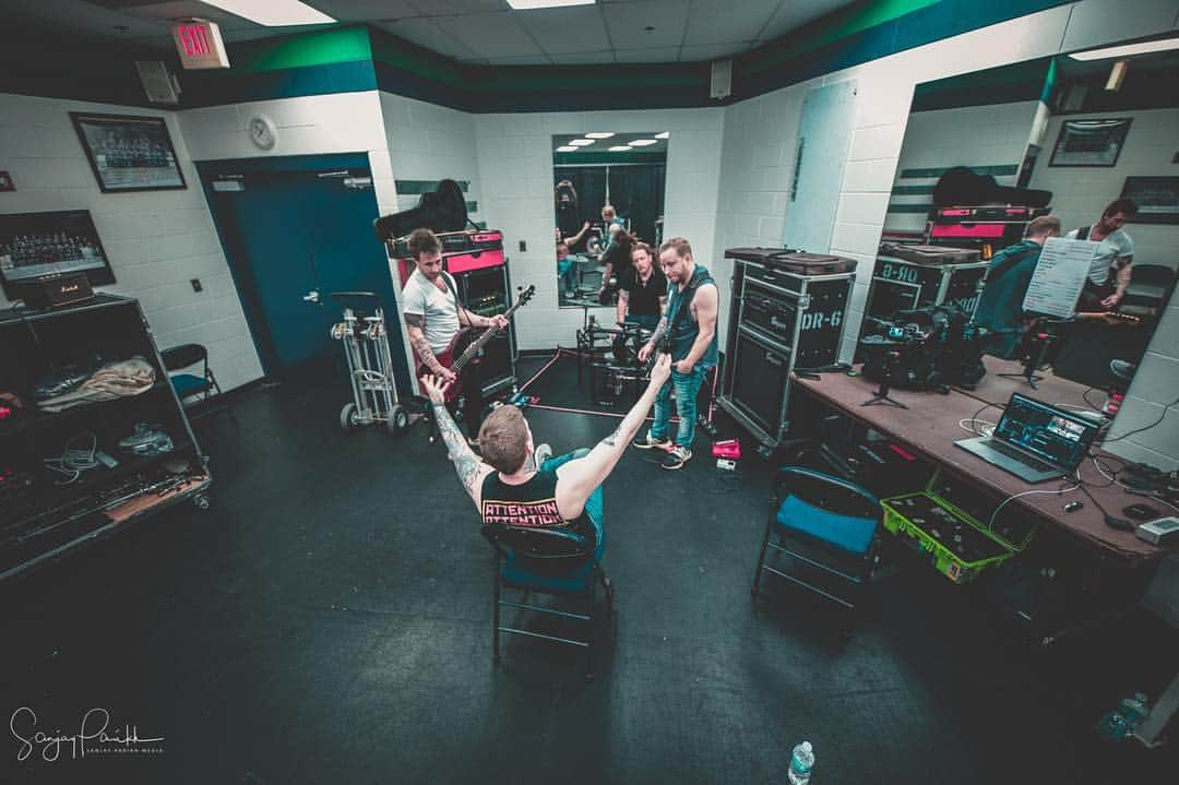 Shinedownさんのインスタグラム写真 - (ShinedownInstagram)「Hope y’all are having a great #sundayfunday... Give us your best caption! 👇😜 . . 📷 @sanjayparikhphoto #shinedown #sunday #captionthis」4月22日 3時44分 - shinedown