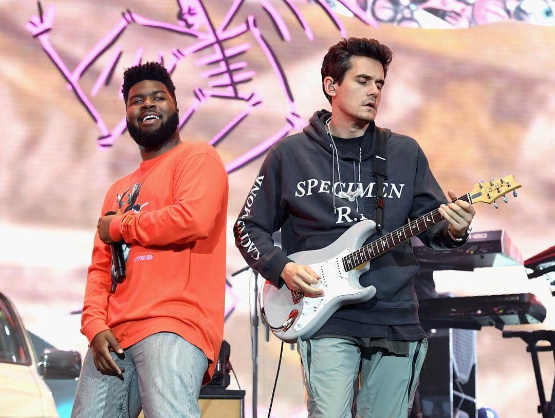 コーチェラのインスタグラム：「Outta our heads @thegr8khalid @johnmayer 📷: @kevincwinter, @rohofoto」