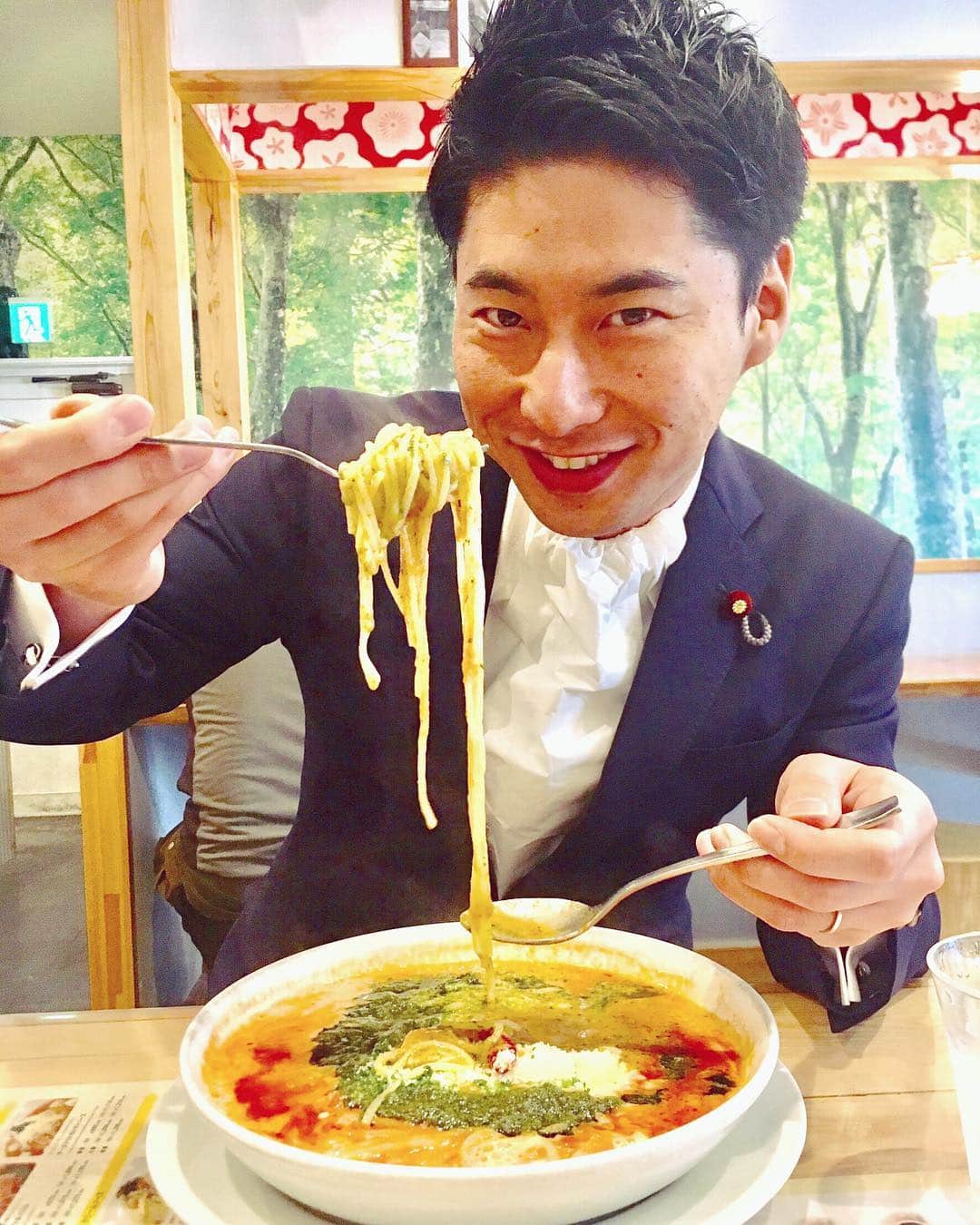 中曽根 康隆さんのインスタグラム写真 - (中曽根 康隆Instagram)「郵政退職者同友会の総会で挨拶させて頂いた後は、県内各地を当選祝いまわり。夜は２つの会合に参加してから🚅で東京へ。ランチは【はらっぱ】@高崎で〈赤唐辛子とにんにくのトマトクリームソース、バジル、チーズトッピング〉この生麺のモチモチ、濃厚ソース、クセになります。※トマトソース飛ぶので、ナプキンしてます。#はらっぱ #生パスタ #中曽根康隆」4月22日 14時44分 - yasutaka_nakasone