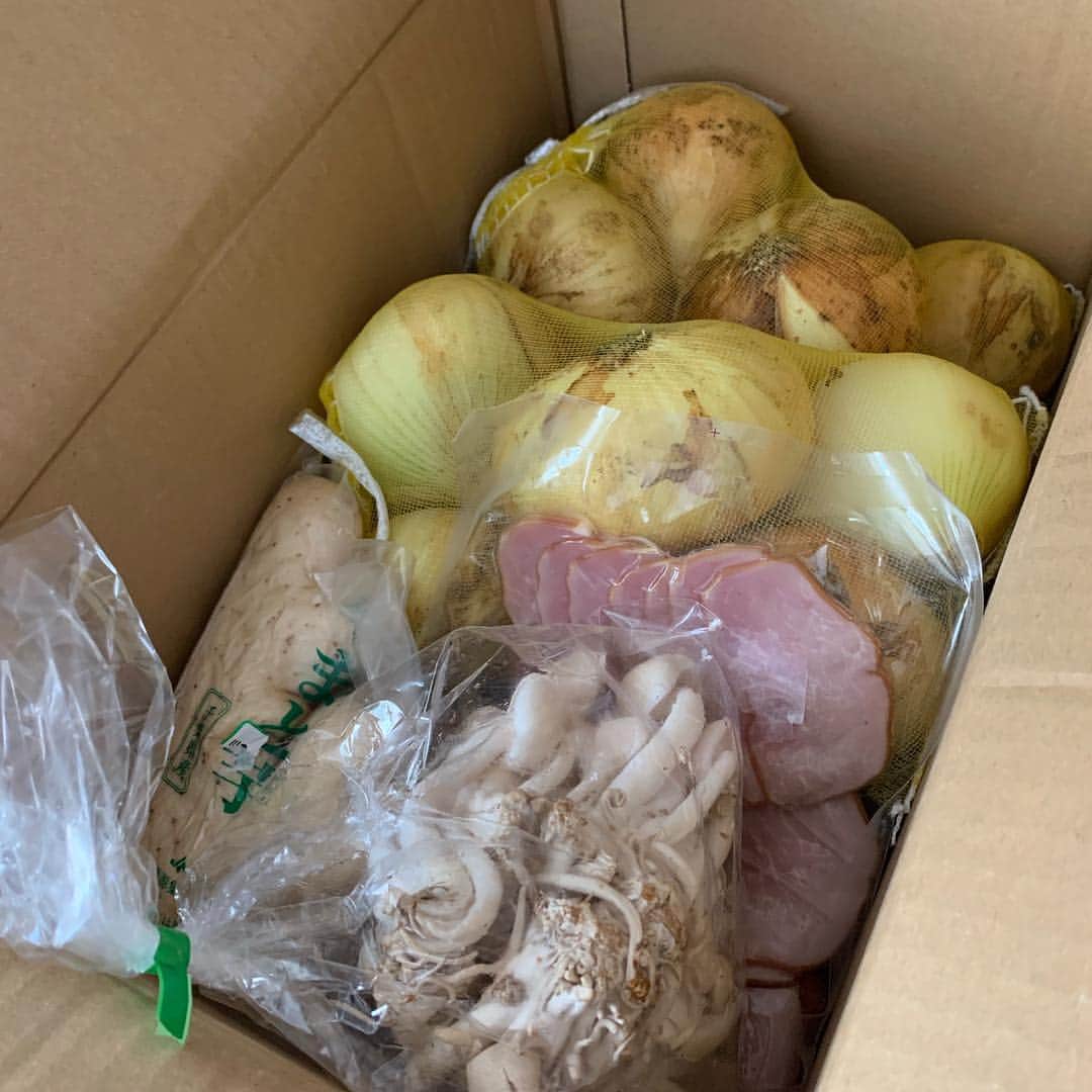 長田成哉のインスタグラム：「実家から淡路の新玉ねぎ届いてヨロコブィーー！！！」