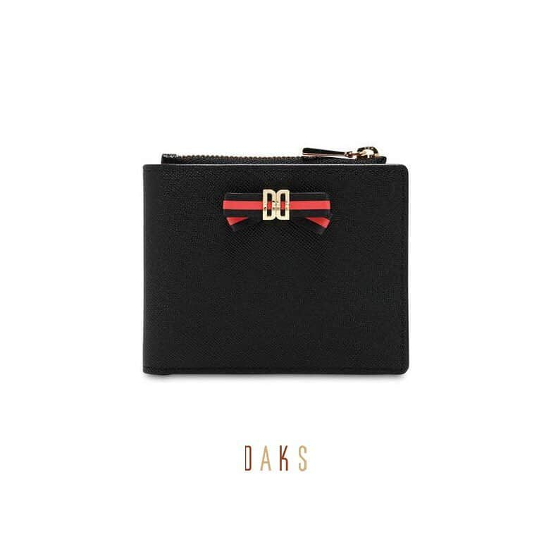 DAKS Koreaさんのインスタグラム写真 - (DAKS KoreaInstagram)「• DAKS accessories  컷팅 DD 로고 장식과 사피아노 엠보 가죽을 배색하여 투톤 리본 장식으로 포인트를 준 탑지퍼 반지갑. 재입고된 인기상품인 이브 지갑을 LF몰에서 만나보세요! . [EVE] #DCWA9E517BK . #닥스 #닥스액세서리 #닥스코리아 #DAKS #DAKSACCESSORIES #닥스지갑 #지갑 #반지갑 #여성지갑 #지갑스타그램 #지갑추천#추천지갑 #선물 #lfmall」4月22日 13時13分 - dakskorea_accessories