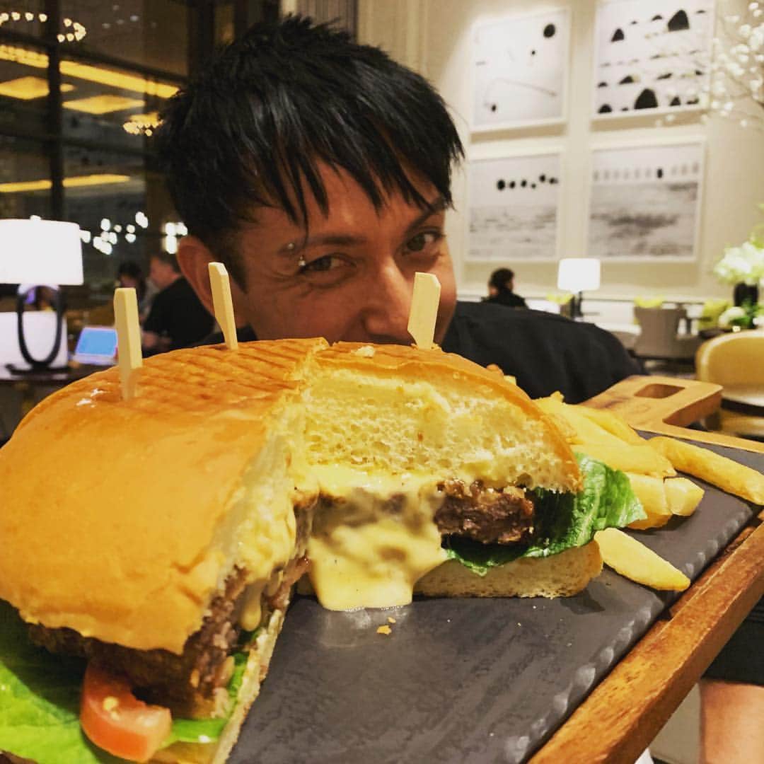 セロさんのインスタグラム写真 - (セロInstagram)「This burger is..... HUMUNHOUS!!!!! #cyrilsjuicyburgers is better! Lol」4月22日 13時13分 - cyrilmagic