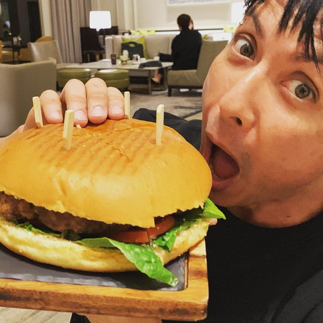 セロさんのインスタグラム写真 - (セロInstagram)「This burger is..... HUMUNHOUS!!!!! #cyrilsjuicyburgers is better! Lol」4月22日 13時13分 - cyrilmagic