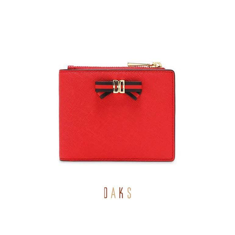 DAKS Koreaさんのインスタグラム写真 - (DAKS KoreaInstagram)「• DAKS accessories  컷팅 DD 로고 장식과 사피아노 엠보 가죽을 배색하여 투톤 리본 장식으로 포인트를 준 탑지퍼 반지갑. 금주 MD추천 반지갑을 LF몰에서 만나보세요! . [MD’s Pick] #DCWA9E577R2 . #닥스 #닥스액세서리 #닥스코리아 #DAKS #DAKSACCESSORIES #닥스지갑 #지갑 #반지갑 #여성지갑 #지갑스타그램 #지갑추천 #추천지갑 #선물 #lfmall」4月22日 13時15分 - dakskorea_accessories