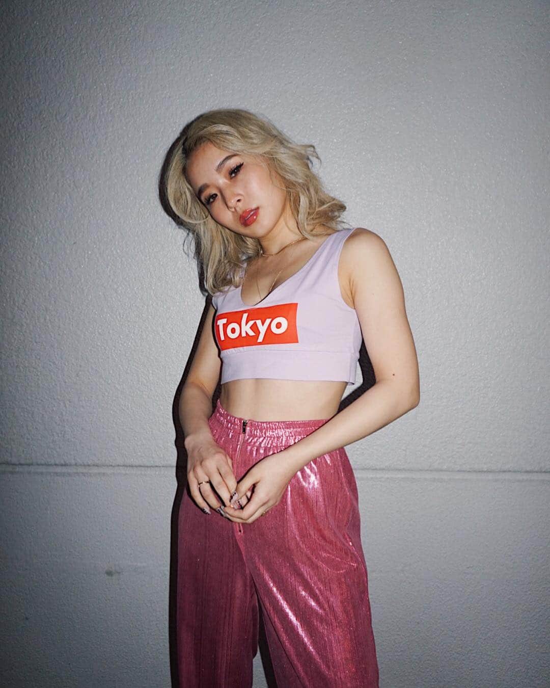 のインスタグラム：「OUR FAV “LOGOS” ARE COME BACK⚡️⚡️⚡️ ❤️復刻❤️ 大人気だった懐かしのあのアイテムたちが帰ってくる🌪 FIG&VIPER 7年の歴史を振り返り、過去人気だったLOGOアイテムたちを復刻販売✨ 🙋🏼‍♀️ONLINE STOREでは4/23(TUE)18:00〜予約販売を開始！！ 他アイテムも順次SNSで公開致します♪お楽しみに❤️ #figandviper」