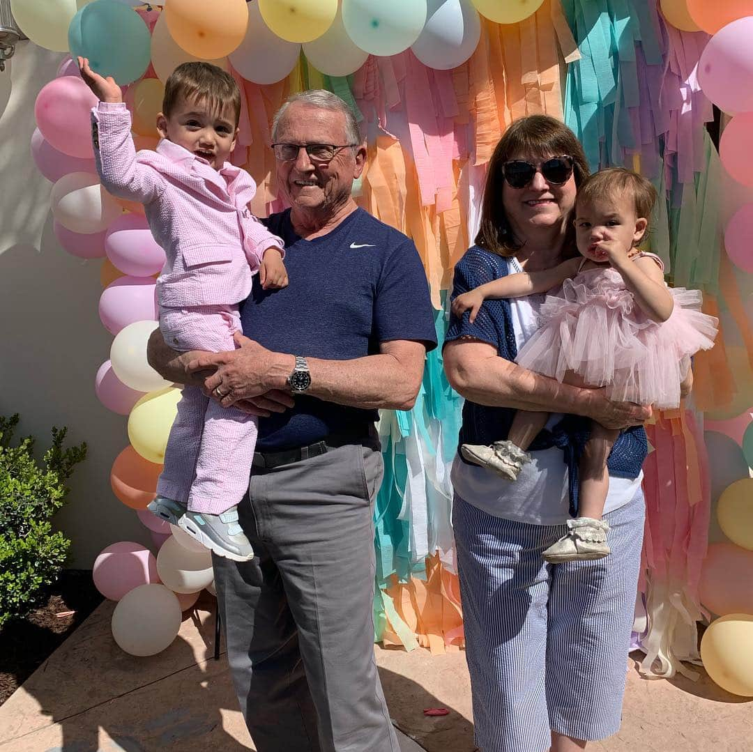 ロブ・ディアデックさんのインスタグラム写真 - (ロブ・ディアデックInstagram)「Happy Easter, from our family to yours! We had a beautiful day with all of our family and friends at our new home. The Easter egg hunt got extra real as usual cause the kids know Uncle Rob and Aunt Bryiana love slipping cash into those eggs.」4月22日 13時23分 - robdyrdek