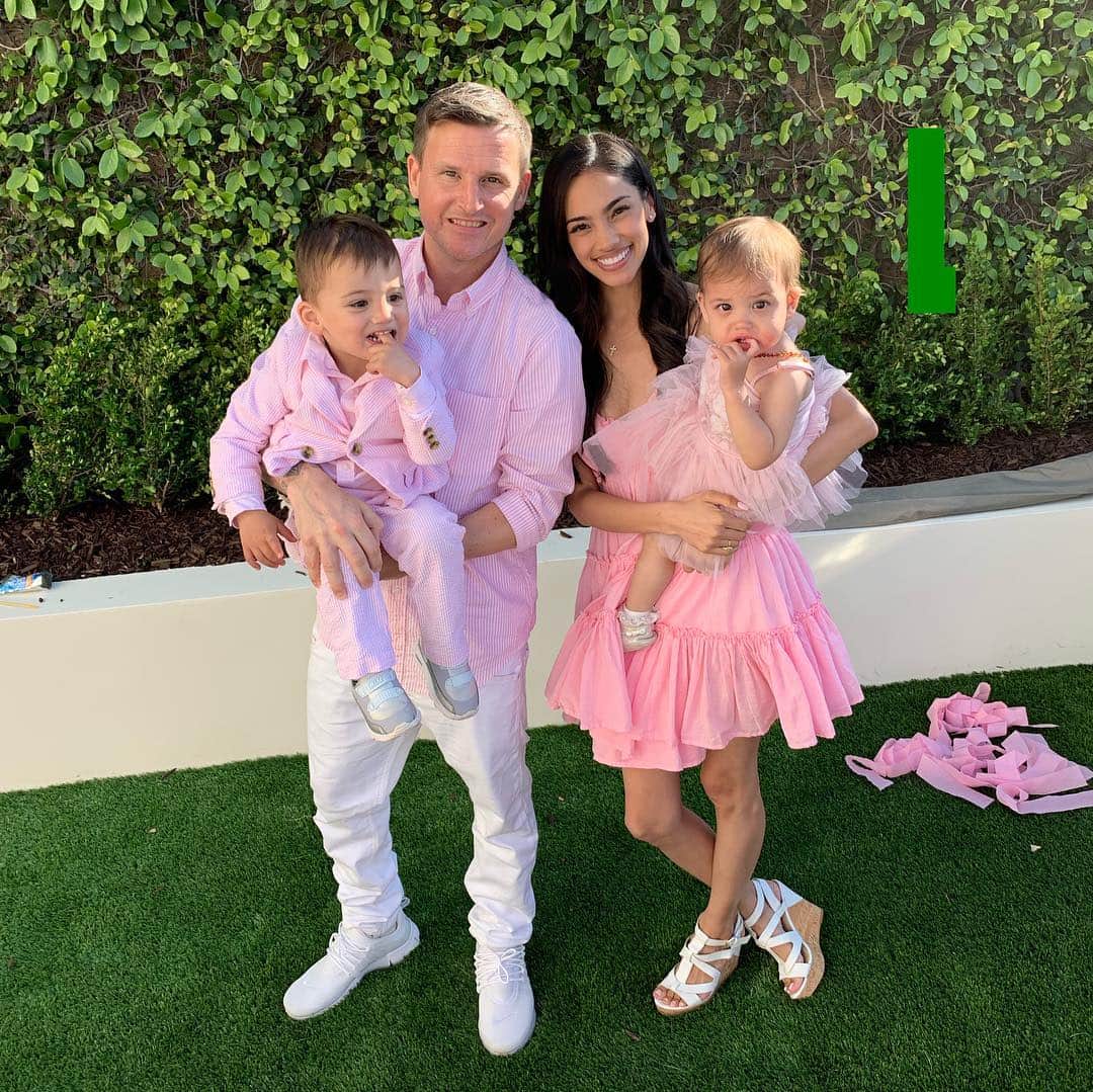 ロブ・ディアデックのインスタグラム：「Happy Easter, from our family to yours! We had a beautiful day with all of our family and friends at our new home. The Easter egg hunt got extra real as usual cause the kids know Uncle Rob and Aunt Bryiana love slipping cash into those eggs.」