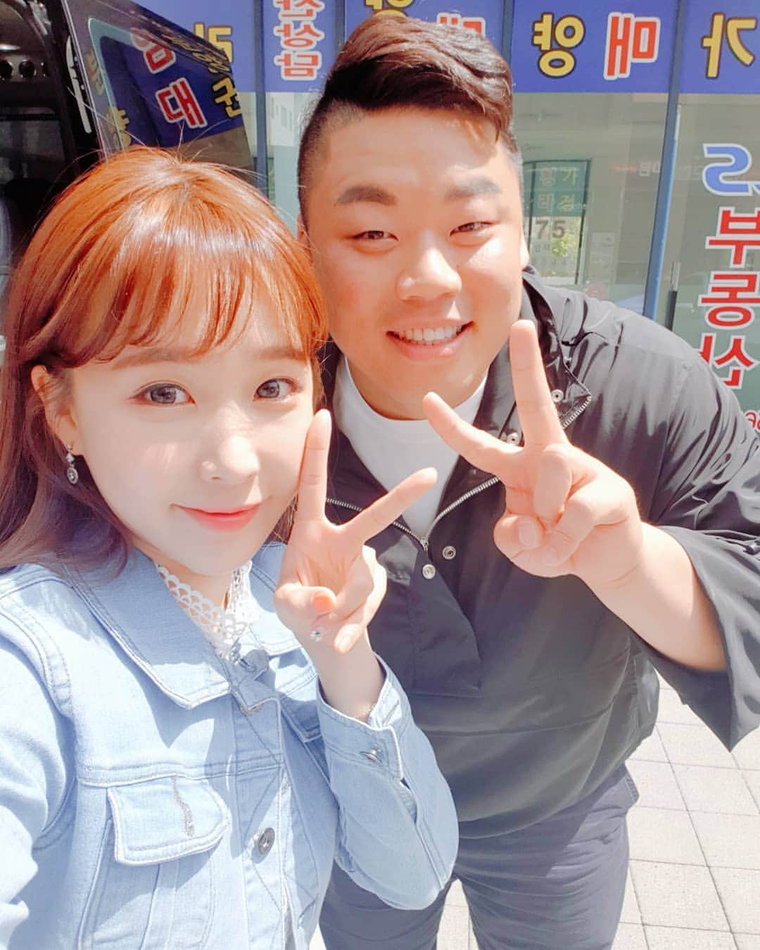 ウェイ のインスタグラム：「꺄 명준님과 촬영🙆‍♀️💙💖 오늘 날씨가 너무 좋네요 호호 #유튜브 #웨이랜드 #성명준 #youtube」