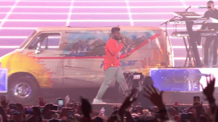 コーチェラのインスタグラム：「Taking you to #CKCoachella. Watch @thegr8khalid perform live on #Coachella on YouTube, brought to you by @calvinklein」