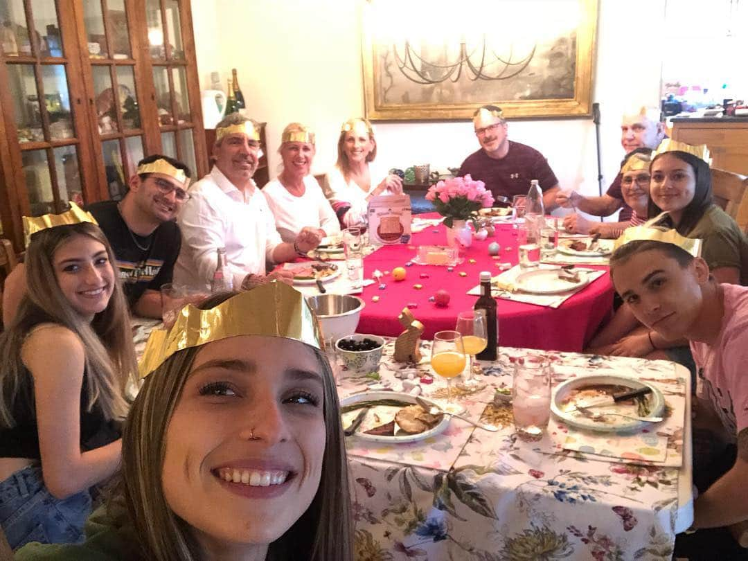 マーリー・マトリンさんのインスタグラム写真 - (マーリー・マトリンInstagram)「Nothing better than being with family and best friends. Missing a few others who couldn’t be with us. #tyler #kimtom #easter #abitofpassover #2019 #blessed #crown #foodcoma」4月22日 13時45分 - themarleematlin