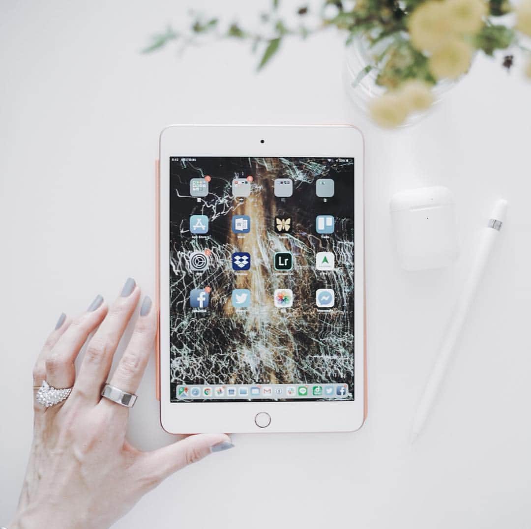 市川渚さんのインスタグラム写真 - (市川渚Instagram)「My favorite #tablet #iPadmini is back! 📱﻿﻿ ﻿﻿ ﻿﻿ ﻿﻿ 先月さりげなく(!?)発売された新しいiPad mini。 @spurmagazine の連載81回目はiPad miniを2週間ほど使ってみて、感じたことを書いてみました。﻿﻿ ﻿﻿ iPad miniが大好きで前のモデルも修理に何度か出しながら長いこと愛用してたのですが、りんご約一個分の軽さと、どんなバッグでもすっぽりおさまるサイズはやはり正義◎ コンテンツは作るより見る側！という方には特にオススメです。﻿ ﻿ ﻿ ﻿ https://spur.hpplus.jp/culture/nagisaichikawa/201904/22/QocTBEg/﻿ ﻿﻿ ﻿﻿ #iPadmini5#spurmagazine#連載#市川渚のデジタルスタイリッシュライフ」4月22日 13時41分 - nagiko