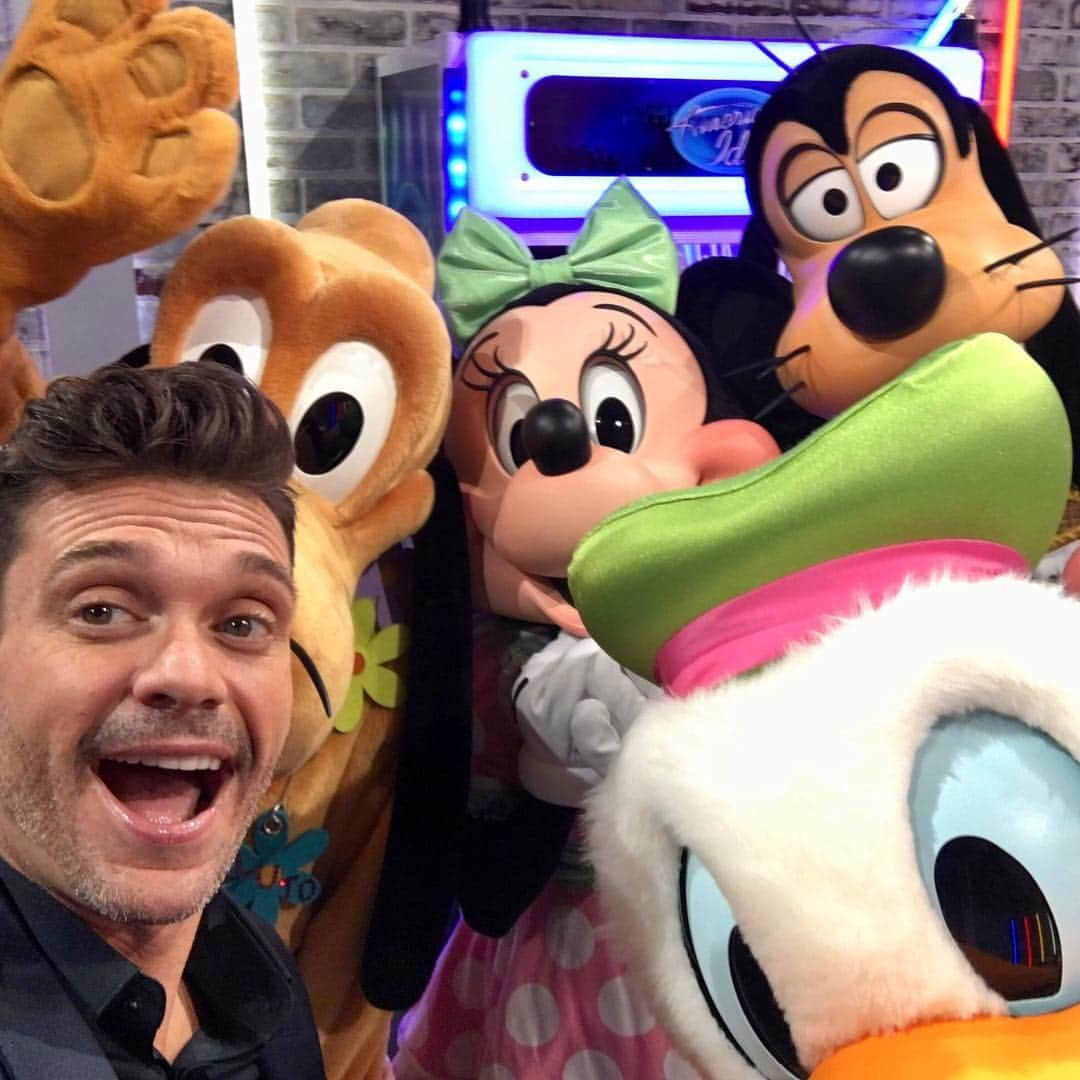 American Idolさんのインスタグラム写真 - (American IdolInstagram)「Selfie/squad goals. 🙌🐭🙌 @ryanseacrest #DisneyNight #AmericanIdol」4月22日 13時49分 - americanidol