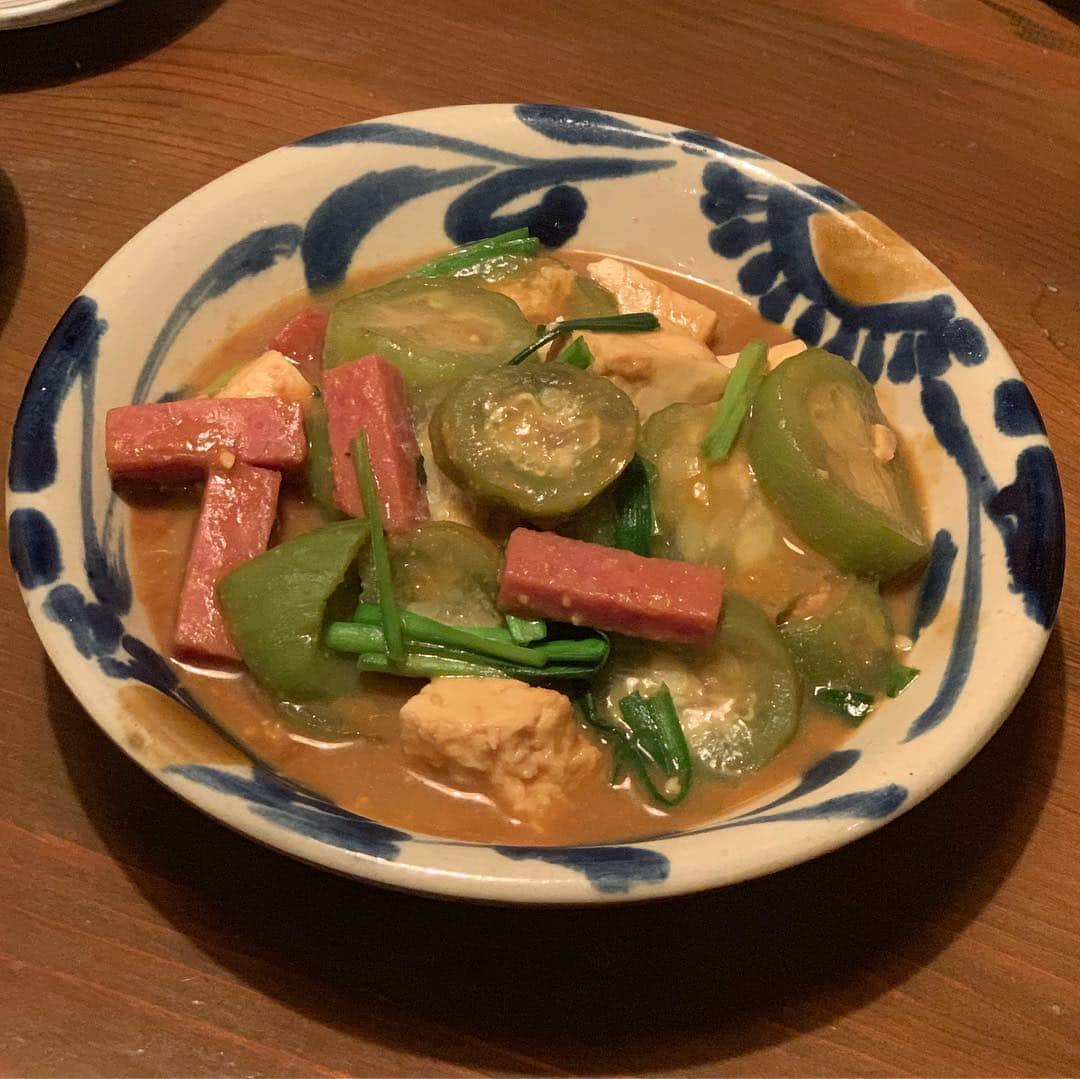 野呂佳代さんのインスタグラム写真 - (野呂佳代Instagram)「夜ご飯は沖縄料理に行ってきました!! 初めて食べたナーベーラーの味噌煮！美味しかった✨ ここのお店は、沖縄の民家みたいで雰囲気あっていいよね😊 次は中庭みたいな外の席でご飯食べたいなぁと思いました✨ #おもろ殿内  #沖縄  #一泊してきた #マネージャーさんと女子旅に早変わり #仕事とプライベート  #切り替え ！！」4月22日 14時01分 - norokayotokyo