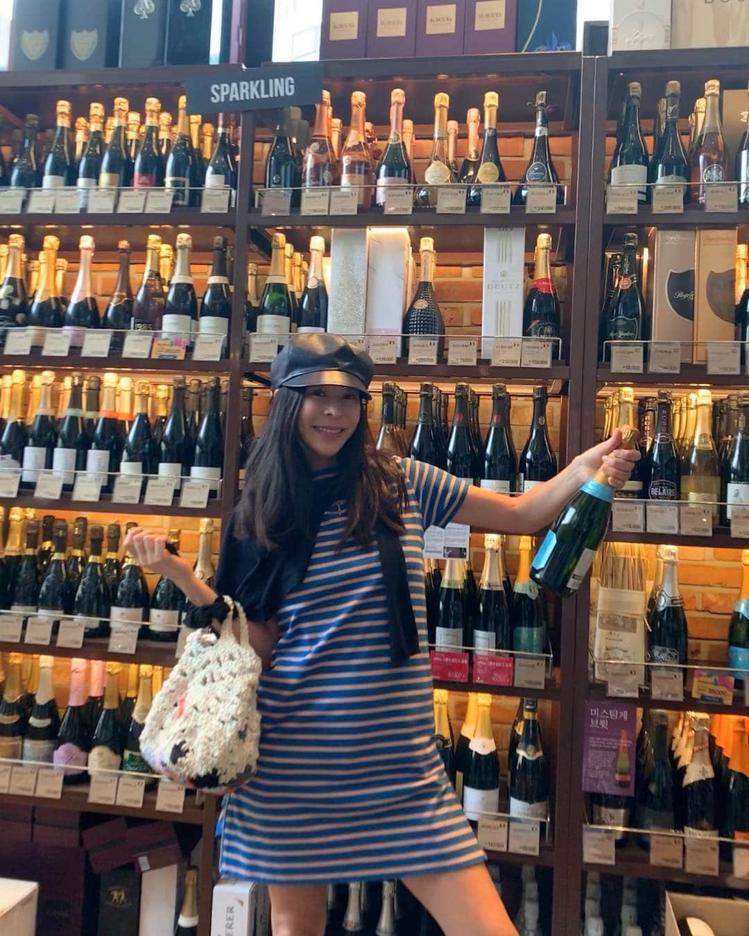 リー・ウネ・ヨンさんのインスタグラム写真 - (リー・ウネ・ヨンInstagram)「#이혜영 #와인사러🍷 #추천해주세염 - “안달고 드라이하며 은은한 향나는 와인주세염~!😋”」4月22日 14時04分 - leehaeyoung1730
