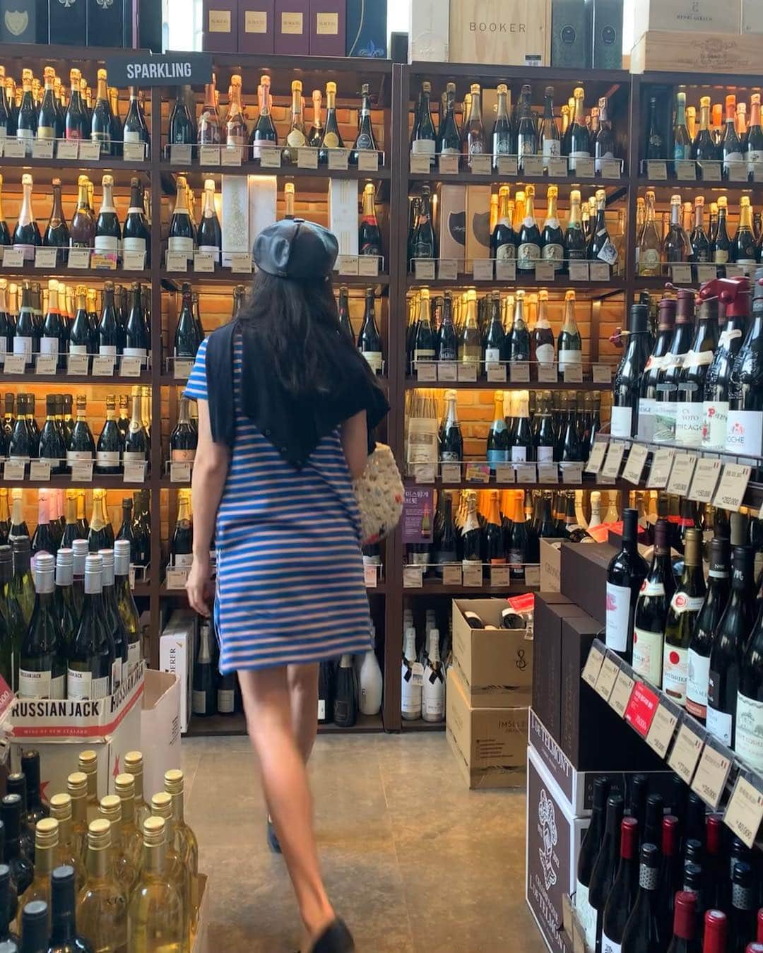 リー・ウネ・ヨンさんのインスタグラム写真 - (リー・ウネ・ヨンInstagram)「#이혜영 #와인사러🍷 #추천해주세염 - “안달고 드라이하며 은은한 향나는 와인주세염~!😋”」4月22日 14時04分 - leehaeyoung1730