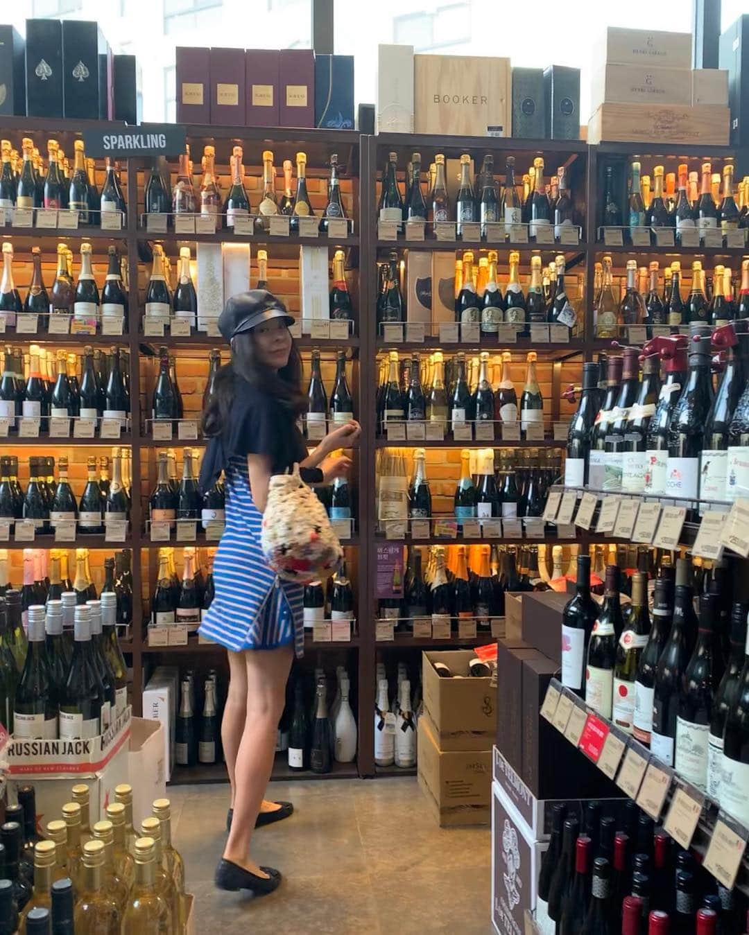 リー・ウネ・ヨンさんのインスタグラム写真 - (リー・ウネ・ヨンInstagram)「#이혜영 #와인사러🍷 #추천해주세염 - “안달고 드라이하며 은은한 향나는 와인주세염~!😋”」4月22日 14時04分 - leehaeyoung1730