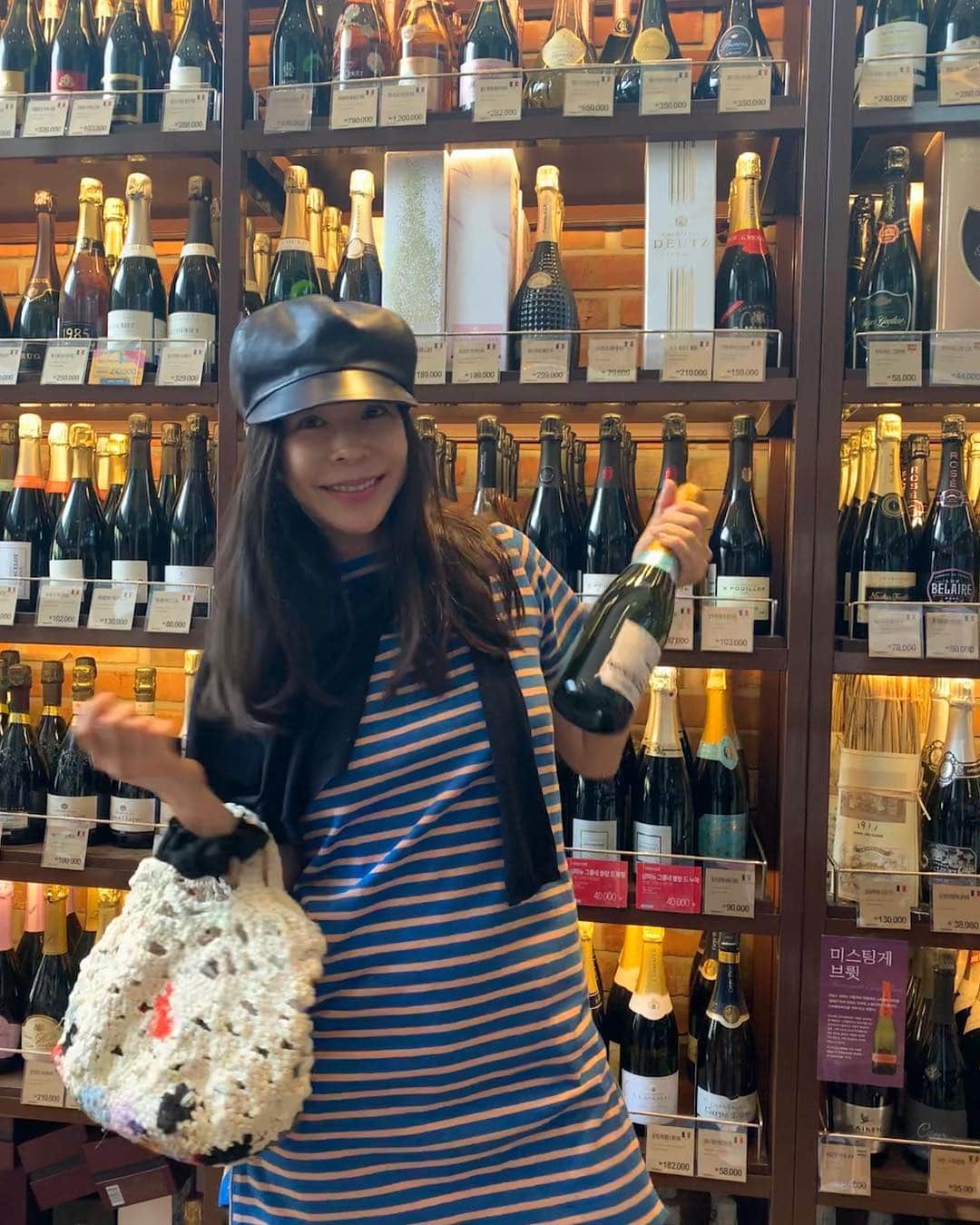 リー・ウネ・ヨンさんのインスタグラム写真 - (リー・ウネ・ヨンInstagram)「#이혜영 #와인사러🍷 #추천해주세염 - “안달고 드라이하며 은은한 향나는 와인주세염~!😋”」4月22日 14時04分 - leehaeyoung1730