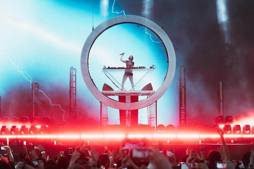 コーチェラのインスタグラム：「Follow you into the 🔥 @zedd 📷: @calder」