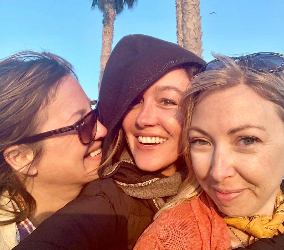 シャーニ・ヴィンソンのインスタグラム：「Find your tribe, love them hard ❣️ #happyeaster #eastersunday #friends #girls #tribe #family #sunset #beach #windstruck #joy #newbeginnings #easter」