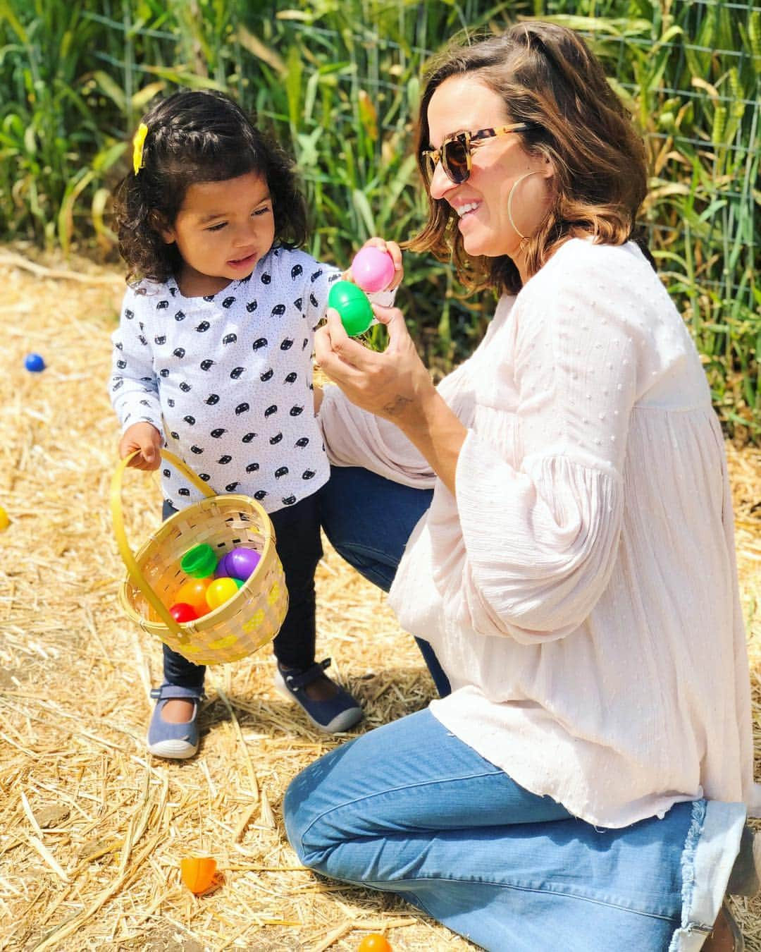 ジェマ・マリンさんのインスタグラム写真 - (ジェマ・マリンInstagram)「Easter Day was AMAZING!!! I loved seeing Alexandra so excited about the egg hunt😍 We had a great experience at @underwoodfamilyfarms And We’ll be back for sure!! 🐏🦢🐓🐖 🙏🏼 Thank you Daniela for not coming out these last crazy 3 days❤️❤️ Now, let’s get finally everything ready for you😘 . . . Jeans @showmeyourmumu  #egghunt #easter #easter2019 #pascua #vacaciones #family #momtobe #pregnant #36weekspregnant #mommy #preggo . . El día de Pascua fue increíble! Me encantó ver a Alexandra tan emocionada en la busqueda de huevos. Esta genial lo que hacen en @underwoodfamilyfarms para las familias. Y volveremos seguro! 🙏🏼 Gracias, Daniela, por no haber nacido en estos últimos 3 días porque hubiera sido una locura❤️❤️ A partir de mañana a dejar todo listo para ti😘」4月22日 14時09分 - gemma_marin