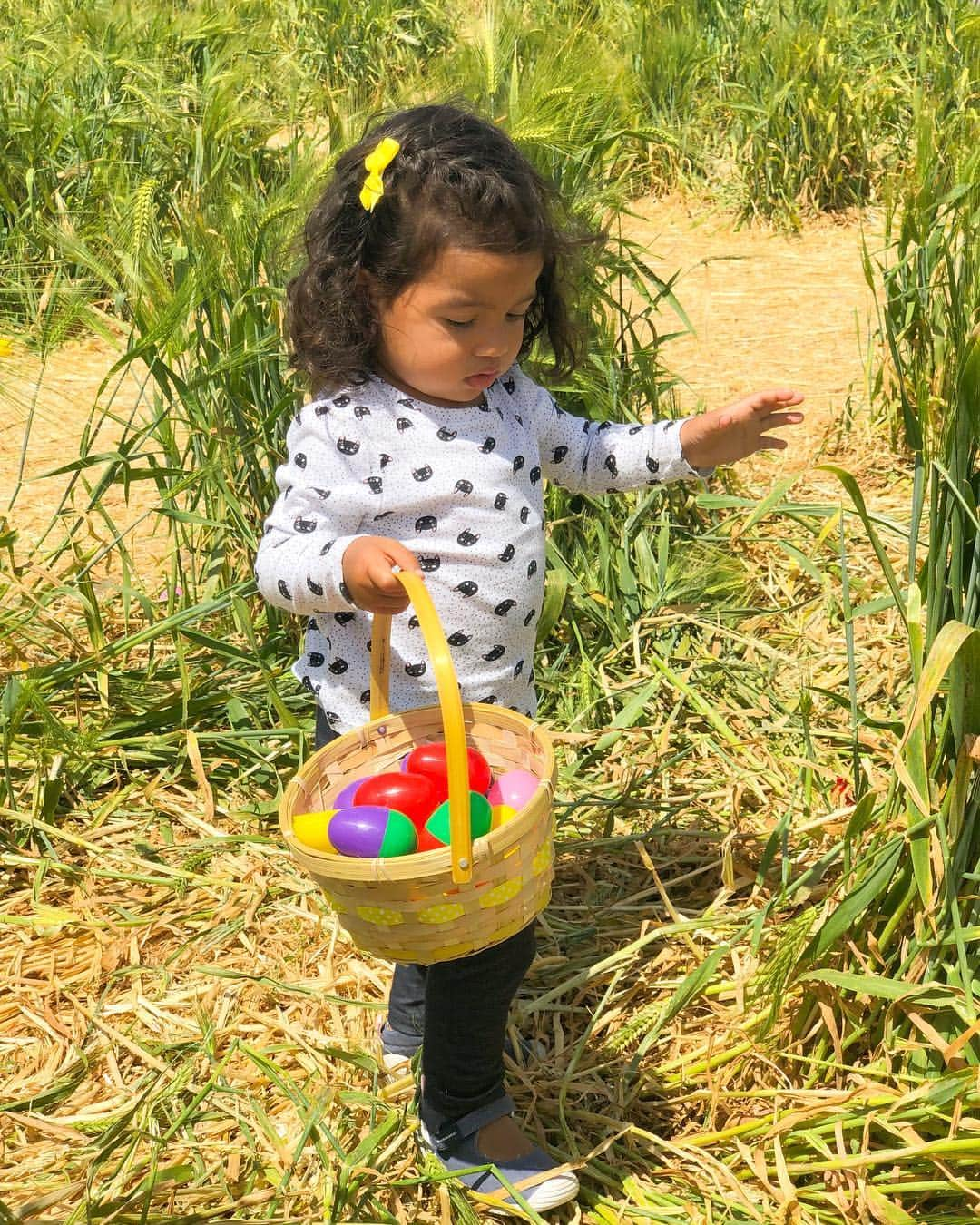 ジェマ・マリンさんのインスタグラム写真 - (ジェマ・マリンInstagram)「Easter Day was AMAZING!!! I loved seeing Alexandra so excited about the egg hunt😍 We had a great experience at @underwoodfamilyfarms And We’ll be back for sure!! 🐏🦢🐓🐖 🙏🏼 Thank you Daniela for not coming out these last crazy 3 days❤️❤️ Now, let’s get finally everything ready for you😘 . . . Jeans @showmeyourmumu  #egghunt #easter #easter2019 #pascua #vacaciones #family #momtobe #pregnant #36weekspregnant #mommy #preggo . . El día de Pascua fue increíble! Me encantó ver a Alexandra tan emocionada en la busqueda de huevos. Esta genial lo que hacen en @underwoodfamilyfarms para las familias. Y volveremos seguro! 🙏🏼 Gracias, Daniela, por no haber nacido en estos últimos 3 días porque hubiera sido una locura❤️❤️ A partir de mañana a dejar todo listo para ti😘」4月22日 14時09分 - gemma_marin