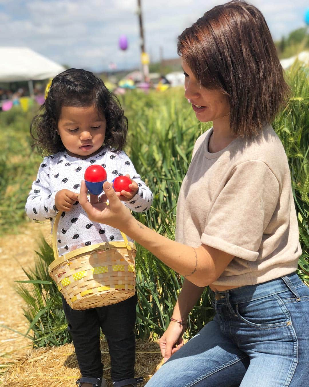 ジェマ・マリンさんのインスタグラム写真 - (ジェマ・マリンInstagram)「Easter Day was AMAZING!!! I loved seeing Alexandra so excited about the egg hunt😍 We had a great experience at @underwoodfamilyfarms And We’ll be back for sure!! 🐏🦢🐓🐖 🙏🏼 Thank you Daniela for not coming out these last crazy 3 days❤️❤️ Now, let’s get finally everything ready for you😘 . . . Jeans @showmeyourmumu  #egghunt #easter #easter2019 #pascua #vacaciones #family #momtobe #pregnant #36weekspregnant #mommy #preggo . . El día de Pascua fue increíble! Me encantó ver a Alexandra tan emocionada en la busqueda de huevos. Esta genial lo que hacen en @underwoodfamilyfarms para las familias. Y volveremos seguro! 🙏🏼 Gracias, Daniela, por no haber nacido en estos últimos 3 días porque hubiera sido una locura❤️❤️ A partir de mañana a dejar todo listo para ti😘」4月22日 14時09分 - gemma_marin