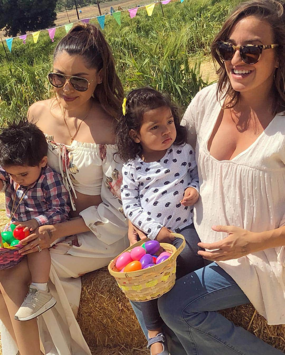 ジェマ・マリンさんのインスタグラム写真 - (ジェマ・マリンInstagram)「Easter Day was AMAZING!!! I loved seeing Alexandra so excited about the egg hunt😍 We had a great experience at @underwoodfamilyfarms And We’ll be back for sure!! 🐏🦢🐓🐖 🙏🏼 Thank you Daniela for not coming out these last crazy 3 days❤️❤️ Now, let’s get finally everything ready for you😘 . . . Jeans @showmeyourmumu  #egghunt #easter #easter2019 #pascua #vacaciones #family #momtobe #pregnant #36weekspregnant #mommy #preggo . . El día de Pascua fue increíble! Me encantó ver a Alexandra tan emocionada en la busqueda de huevos. Esta genial lo que hacen en @underwoodfamilyfarms para las familias. Y volveremos seguro! 🙏🏼 Gracias, Daniela, por no haber nacido en estos últimos 3 días porque hubiera sido una locura❤️❤️ A partir de mañana a dejar todo listo para ti😘」4月22日 14時09分 - gemma_marin