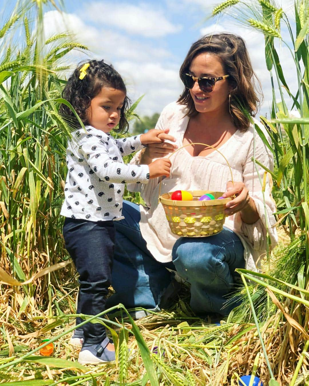 ジェマ・マリンさんのインスタグラム写真 - (ジェマ・マリンInstagram)「Easter Day was AMAZING!!! I loved seeing Alexandra so excited about the egg hunt😍 We had a great experience at @underwoodfamilyfarms And We’ll be back for sure!! 🐏🦢🐓🐖 🙏🏼 Thank you Daniela for not coming out these last crazy 3 days❤️❤️ Now, let’s get finally everything ready for you😘 . . . Jeans @showmeyourmumu  #egghunt #easter #easter2019 #pascua #vacaciones #family #momtobe #pregnant #36weekspregnant #mommy #preggo . . El día de Pascua fue increíble! Me encantó ver a Alexandra tan emocionada en la busqueda de huevos. Esta genial lo que hacen en @underwoodfamilyfarms para las familias. Y volveremos seguro! 🙏🏼 Gracias, Daniela, por no haber nacido en estos últimos 3 días porque hubiera sido una locura❤️❤️ A partir de mañana a dejar todo listo para ti😘」4月22日 14時09分 - gemma_marin