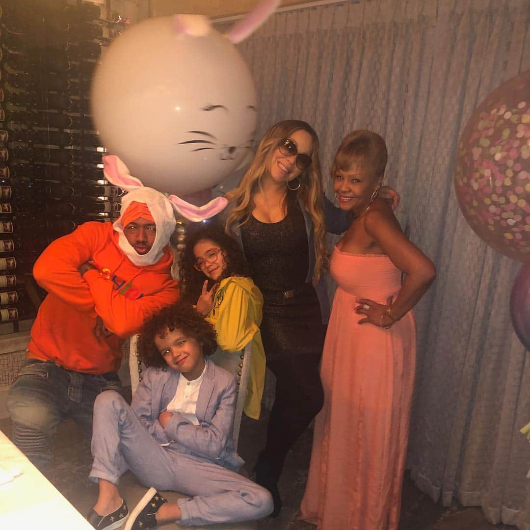 マライア・キャリーさんのインスタグラム写真 - (マライア・キャリーInstagram)「Family dinner 🐰 #HappyEaster」4月22日 14時27分 - mariahcarey