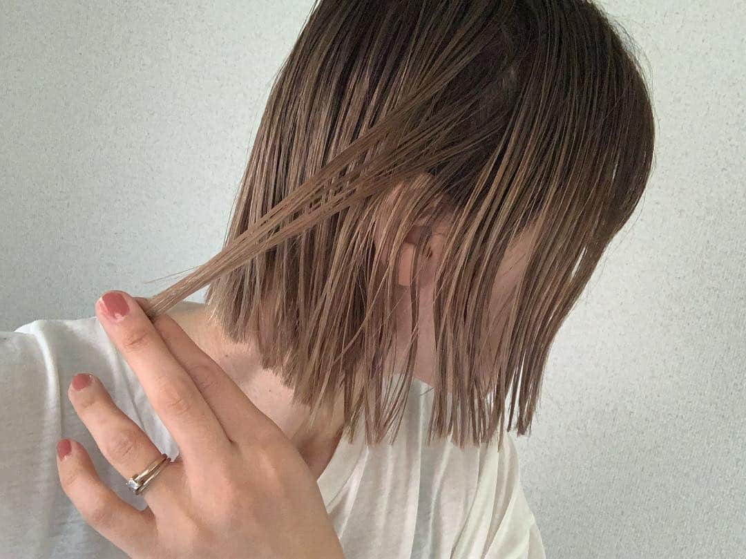 花盛友里のインスタグラム：「草場さんとオサジのコラボのヘアオイルがとてつもなく良い！ @osaji__  夜お風呂上がりの半乾きの髪の毛につけて寝たら起きてからもサラサラなのにこんなにウェットな質感に。 ふ、し、ぎ！」