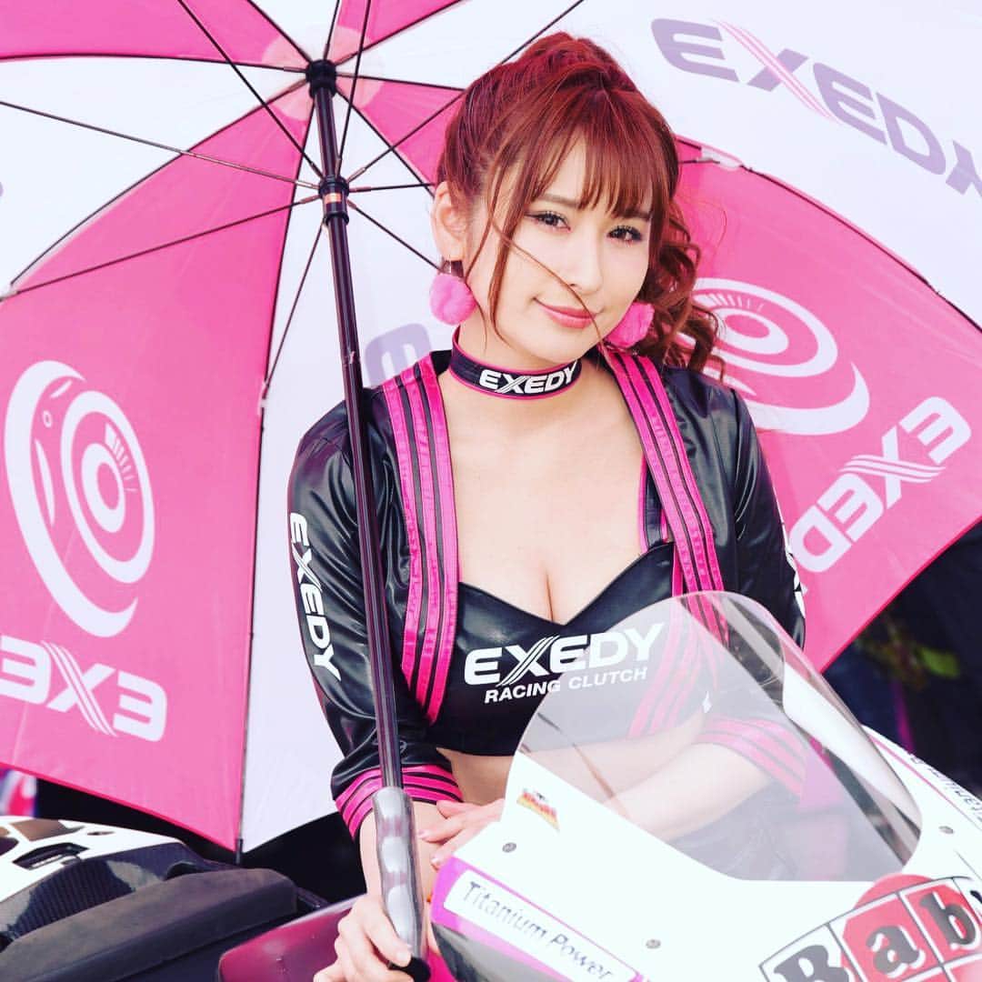 有馬綾香のインスタグラム：「昨日はへろへろで泥のように寝ました。 #EXEDY #exedyracing #exedyracinggirls #rq #2&4 #鈴鹿サーキット #レースクイーン #二輪 #バイク #レース #サーキット #ピンク #ポニーテール」
