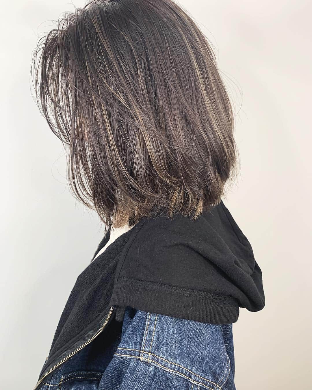 鮫島邦明のインスタグラム：「ハイライトスタイル  #ハイライト #アッシュカラー #梅田美容室 #梅田美容院 #ヘア#梅田ヘアスタイル #髪型 #ヘアセット #ヘアメイク #キラ水 #グラデーション #ホリスティックカラー #ヘアアレンジ #アレンジ #パーティー #ポニーテール #クルリンパ#gu #snidel #梅田美容師 #モデル #サロンモデル #サロモ #ヘアカタ #ny#nyc #aujua --------------------------------------. 梅田と東京出店を計画中 スタッフ募集中メッセージくださいね★ AVANCE.CROSStuin梅田茶屋町 TEL06-6377-7211 AVANCE.CROSSmel c西梅田 TEL06-6348-2050 gif.hair TEL06-6377-7277 AVANCE.京橋 TEL06-6356-1555」