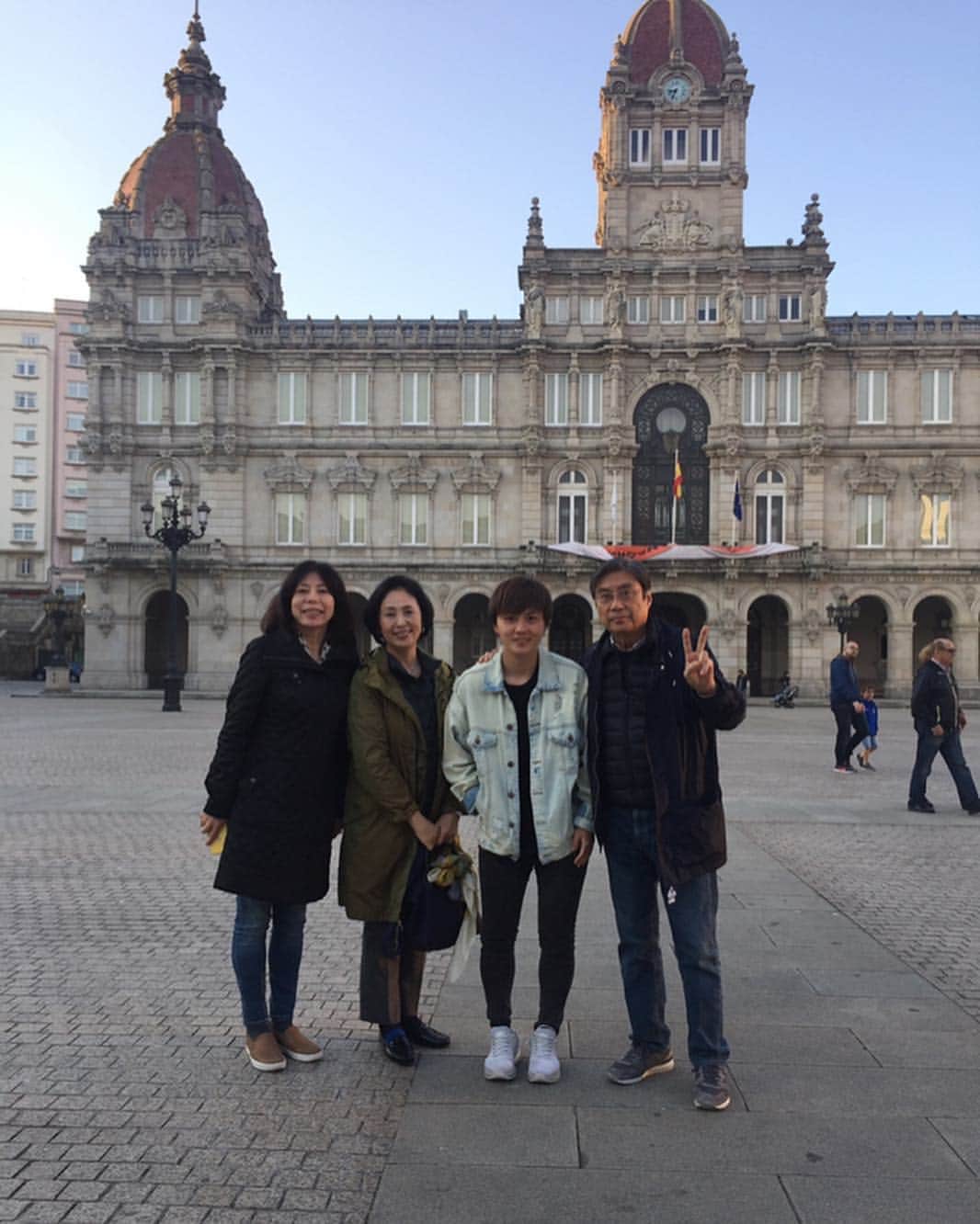 山本摩也のインスタグラム：「. リーグ最終戦を観に 日本から家族が来てくれました! 勝てたし点取れたし良かった😌 ありがとう！ #familia🇯🇵」