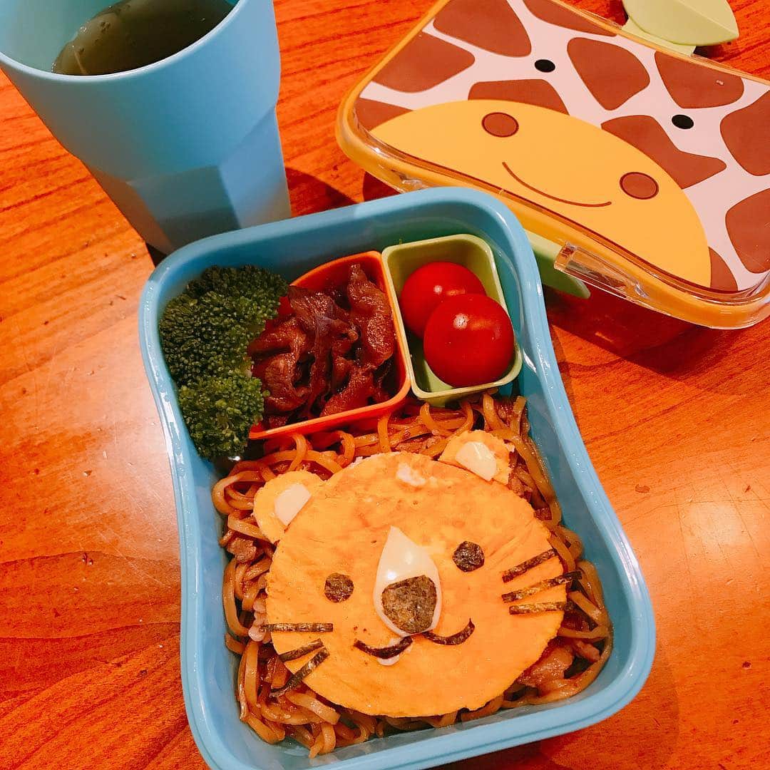 のインスタグラム：「おはようございます🌞﻿ ﻿ 息子の遠足〜🎒﻿ ﻿ 息子リクエストのライオン弁当🦁🍙﻿ やきそばは、にんじん、玉ねぎ、豚肉入り🙌﻿ ﻿ ﻿ #遠足弁当﻿ #ライオン弁当﻿ #ライオン﻿ #幼稚園弁当  #幼稚園お弁当﻿ #やきそば  #やきそば弁当﻿ #息子ラブ﻿ #４歳男の子﻿ #4歳児﻿ #息子﻿ ﻿ ﻿」